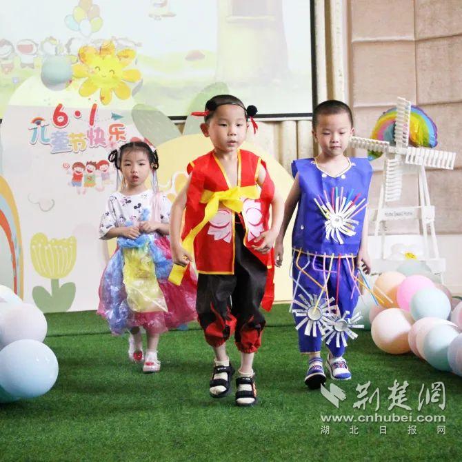 如何用环保袋做衣服教程，环保旧衣服手提袋制作方法
