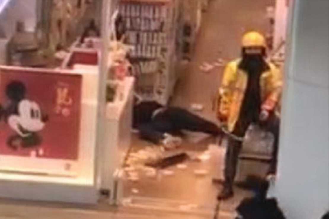 上海一男子投诉快递员,凌晨竟然遭对方上门报复殴打 上海一男子投诉快递员,凌晨竟然遭对方上门报复殴打